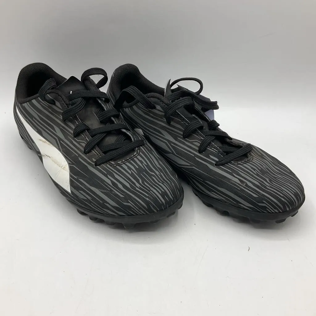 Size 2.5Y: Puma Black/Grey Line Pattern Lace-up Turf/Indoor Soccer Cleats